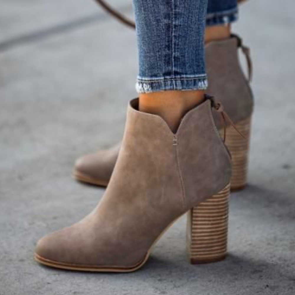 NEVER WORN | Stacked Heel Brown Leather Round Toe Booties with Zipper Back
